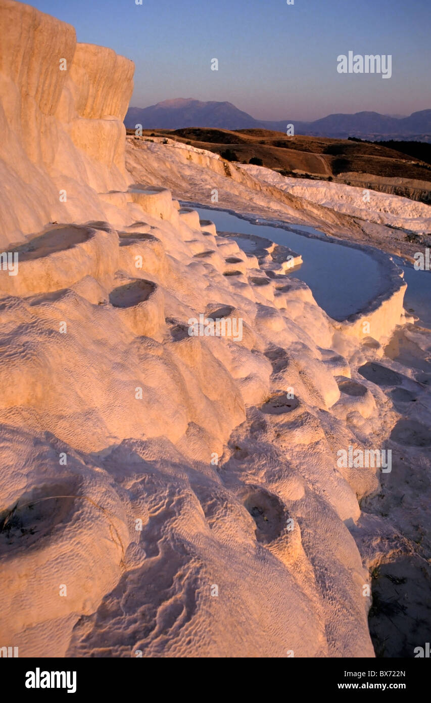 Pamukkale, Denizli, Turquie - Coucher de soleil sur la célèbre 'château de coton' des piscines. Banque D'Images