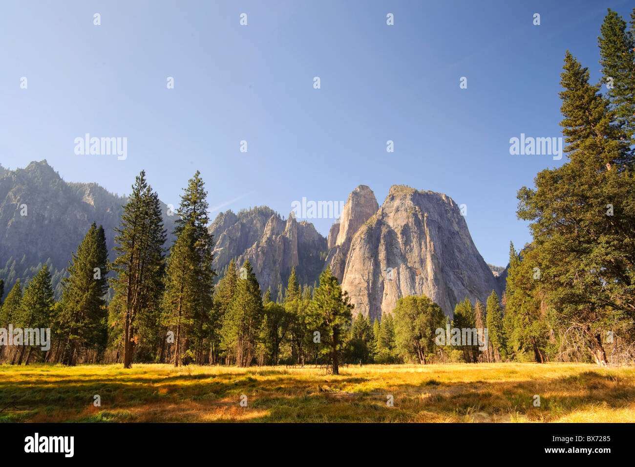 États-unis, Californie, Yosemite National Park, Yosemite Valley et flèches de la Cathédrale Banque D'Images