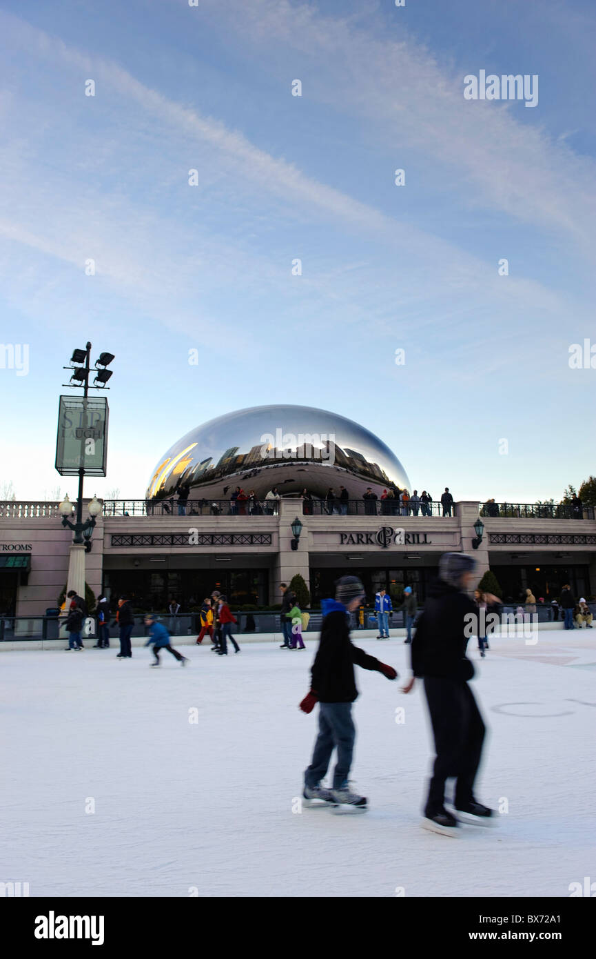 Patinoire et Cloudgate Sculptures/le Bean (Anish Kapoor), Millenium Park, Chicago, Illinois, États-Unis Banque D'Images