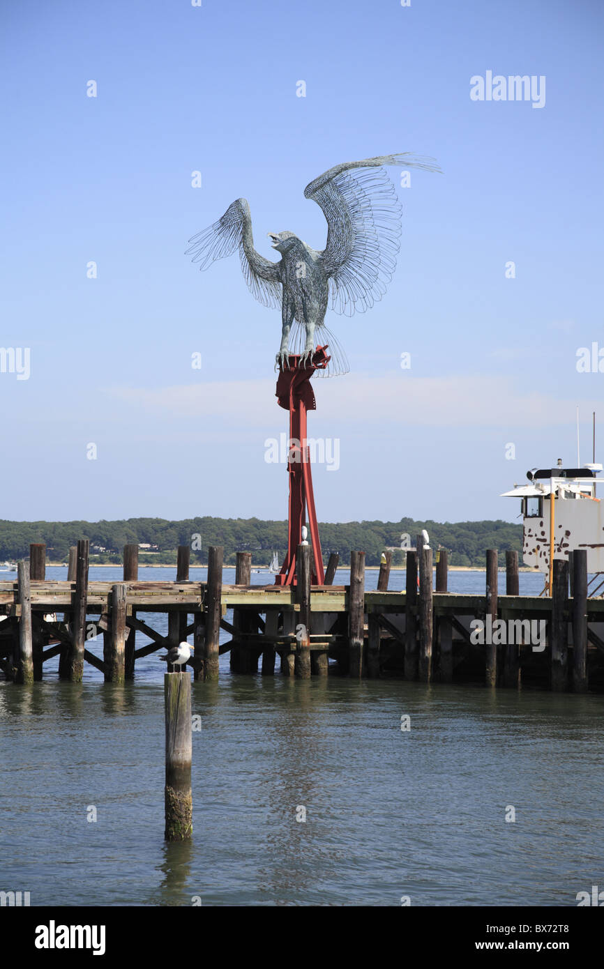 Diana Sculpture, 9/11 memorial d'un balbuzard pêcheur sur une perche fabriqué à partir de poutres apparentes du World Trade Centre, à Greenport, New York, USA Banque D'Images