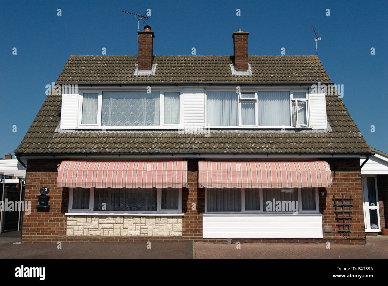 Piscine stores pare-soleil sur le logement Ipswich Royaume Uni Banque D'Images