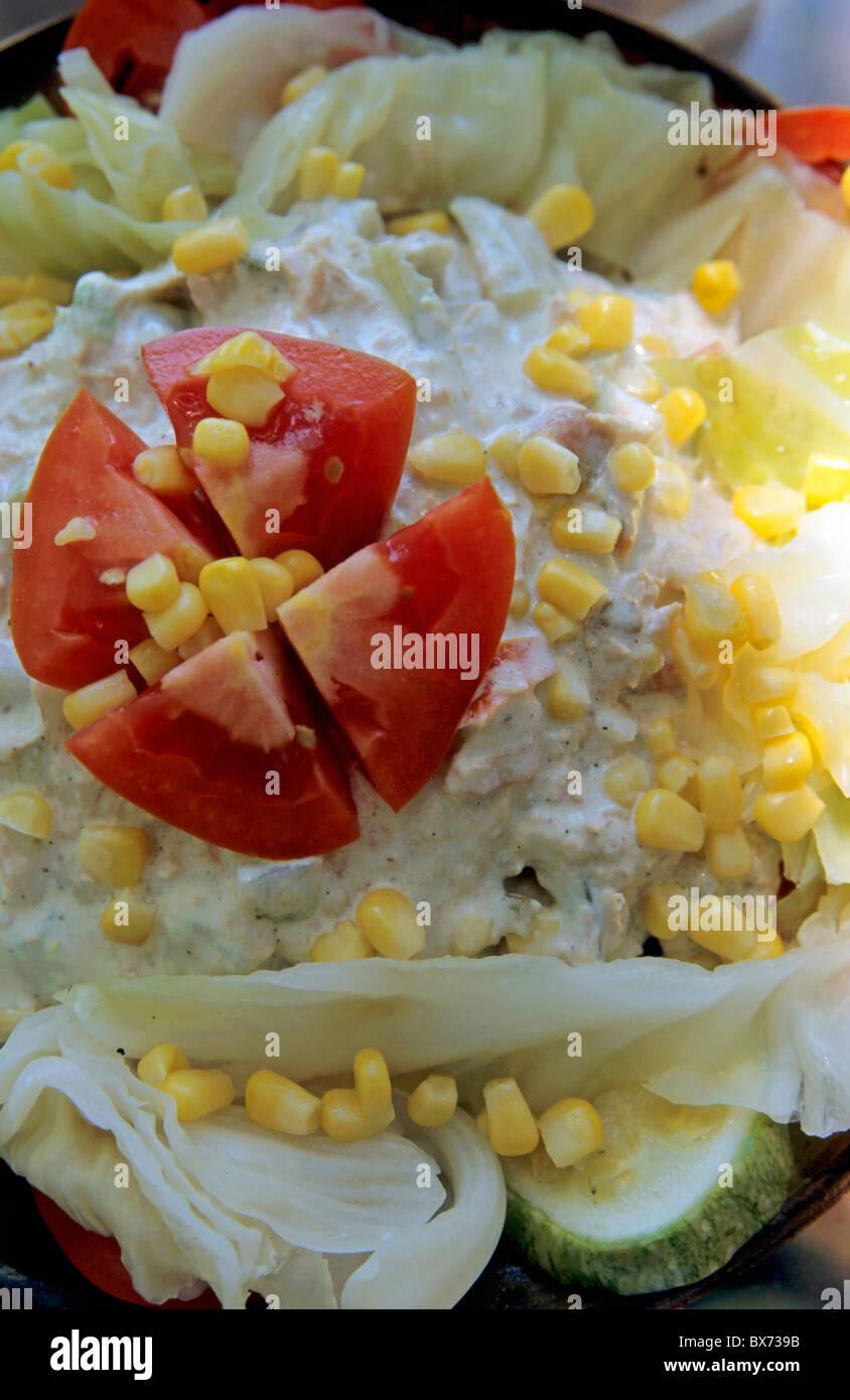 Salade mexicaine au Mexique avec le maïs et les tomates sur une table Banque D'Images