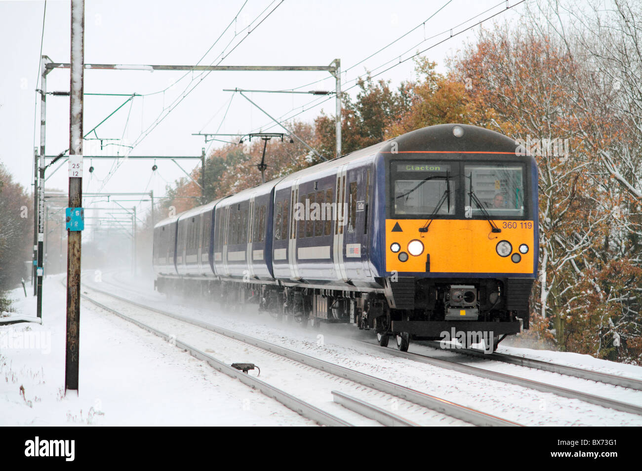 360 classe Desiro électriques près de Margaretting dans une tempête de neige. Banque D'Images