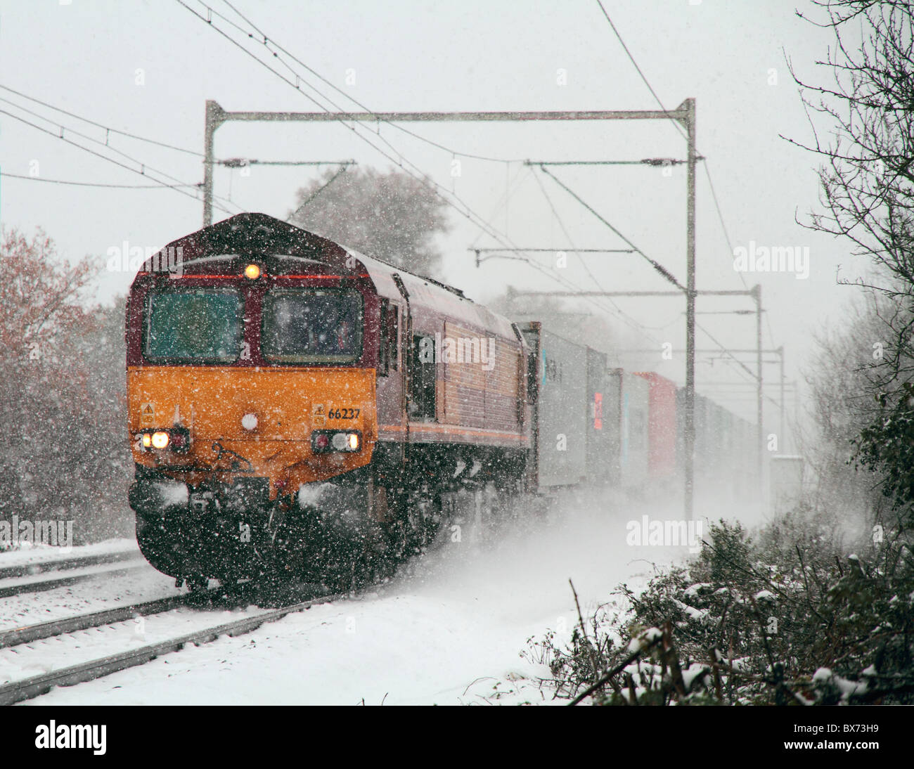 Un EWS/DBS 66 classe appartenant à un groupe de locomotives diesel de transport intermodal de marchandises près de Margaretting dans une tempête de neige. Banque D'Images