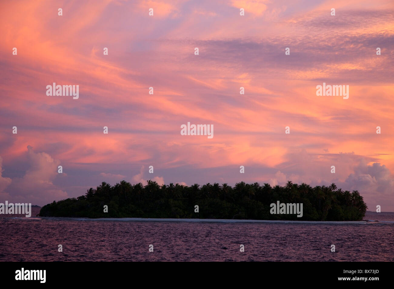Maldives un coucher de soleil sur une île isolée Banque D'Images