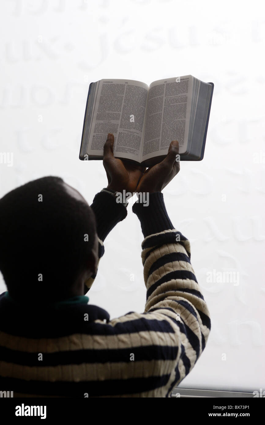 Homme africain lire la Bible dans une église, Paris, France, Europe Banque D'Images