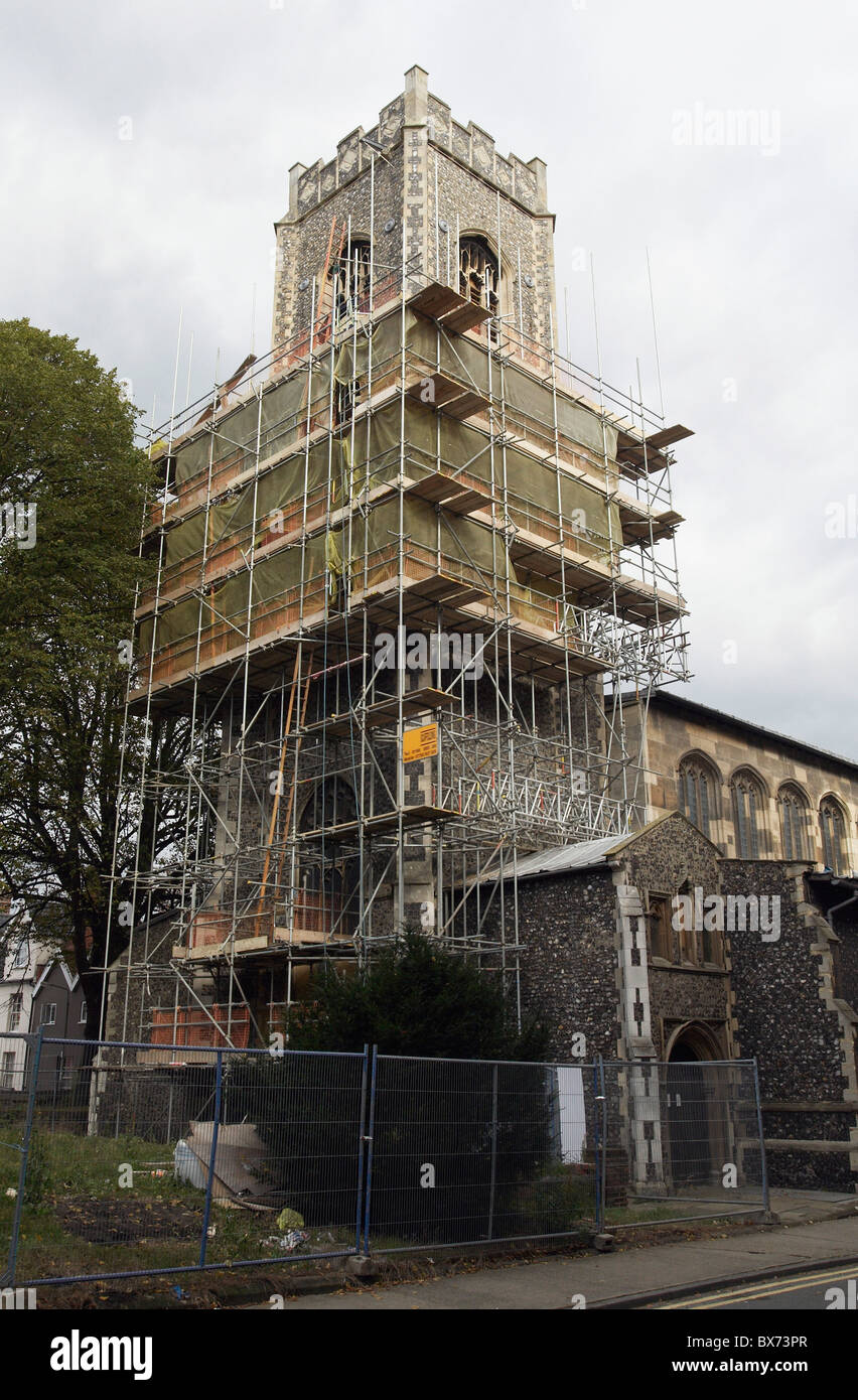 Clocher de l'église sous l'échafaudage Norwich UK Banque D'Images