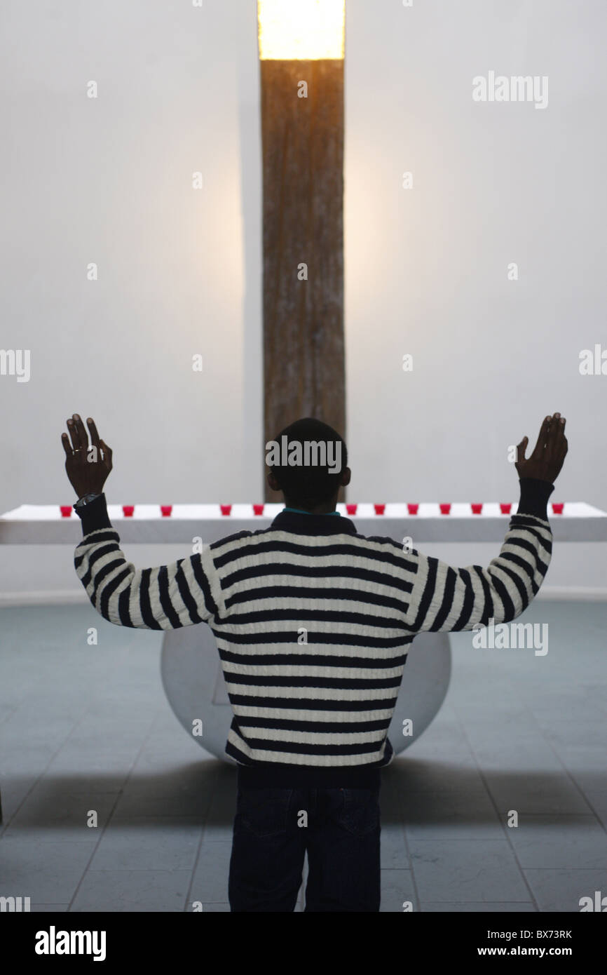 Homme africain dans une église, Paris, France, Europe Banque D'Images