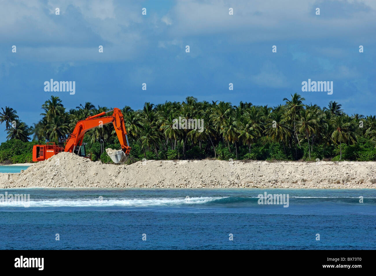 Bulldozer travaillant sur la construction d'un nouvel aéroport d'une île dans l'Atoll d'Ari, les Maldives. Banque D'Images