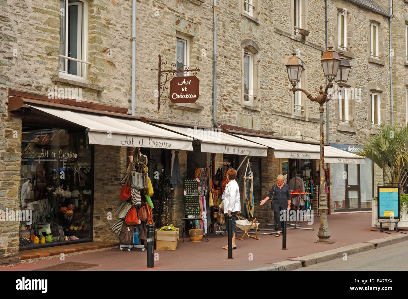 Shops in town center cherbourg Banque de photographies et d’images à