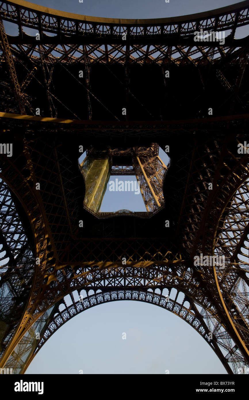 Vue sur la tour Eiffel à partir de ci-dessous Banque D'Images