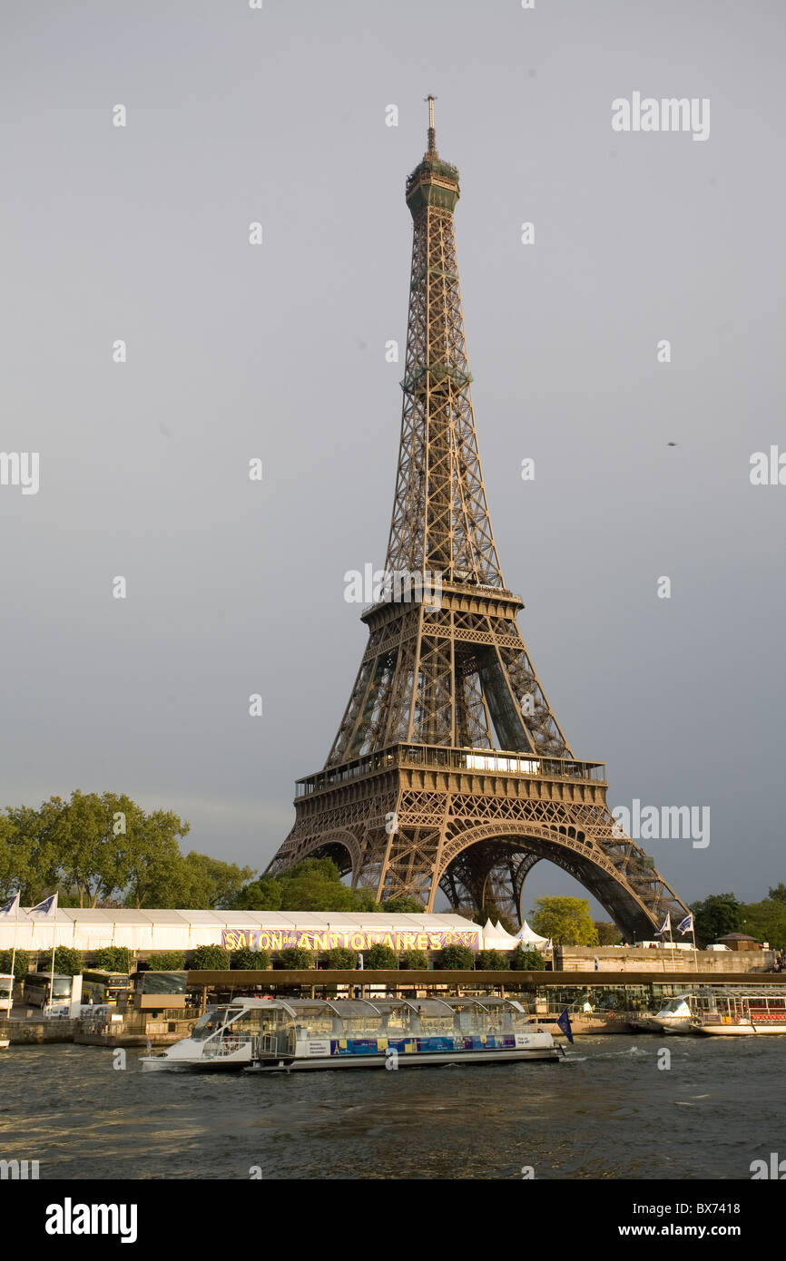 La tour Eiffel et la seine avec bateau-mouche Banque D'Images