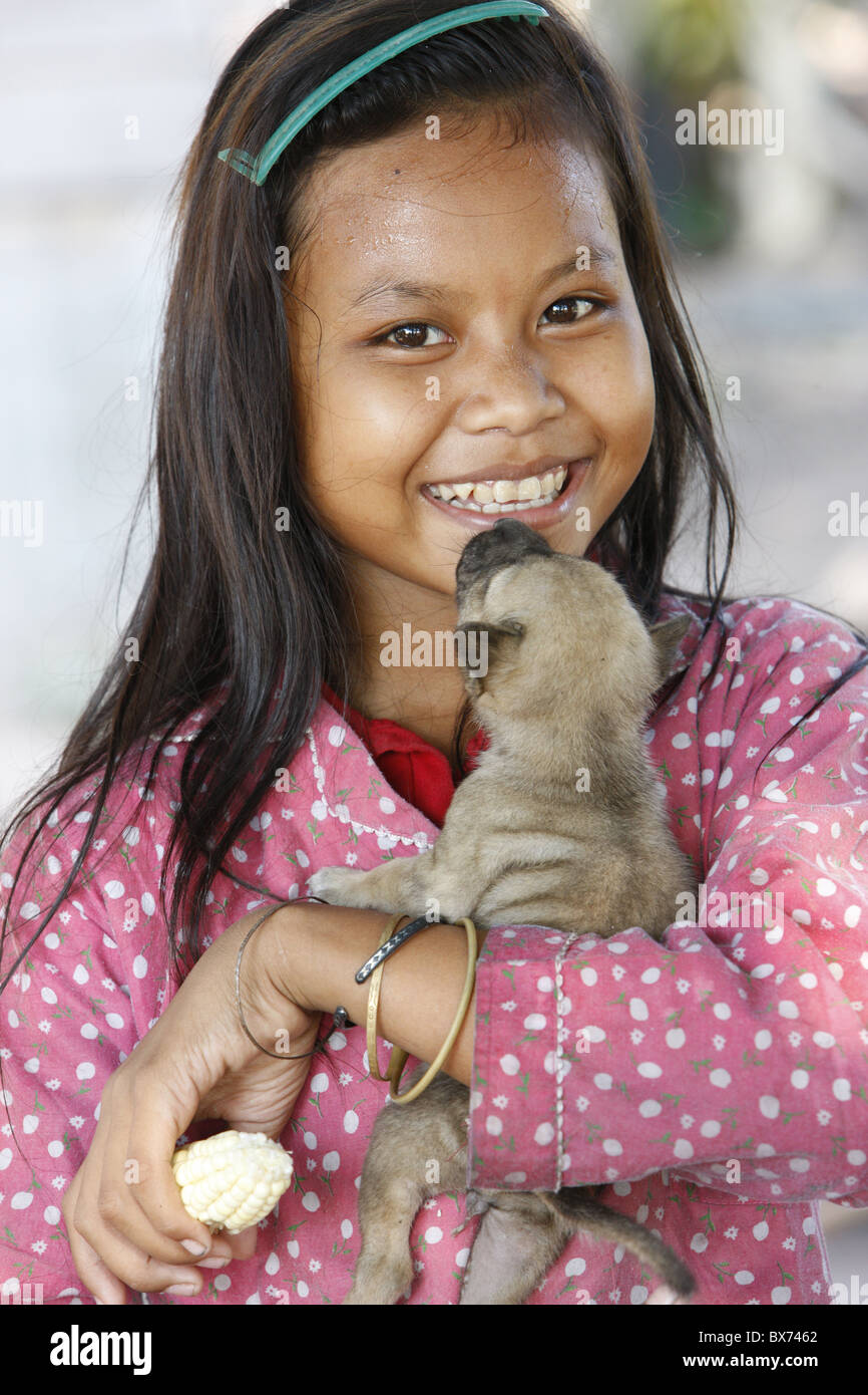 Jeune fille cambodgienne et son petit chien, Siem Reap, Cambodge, Indochine, Asie du Sud-Est, l'Asie Banque D'Images