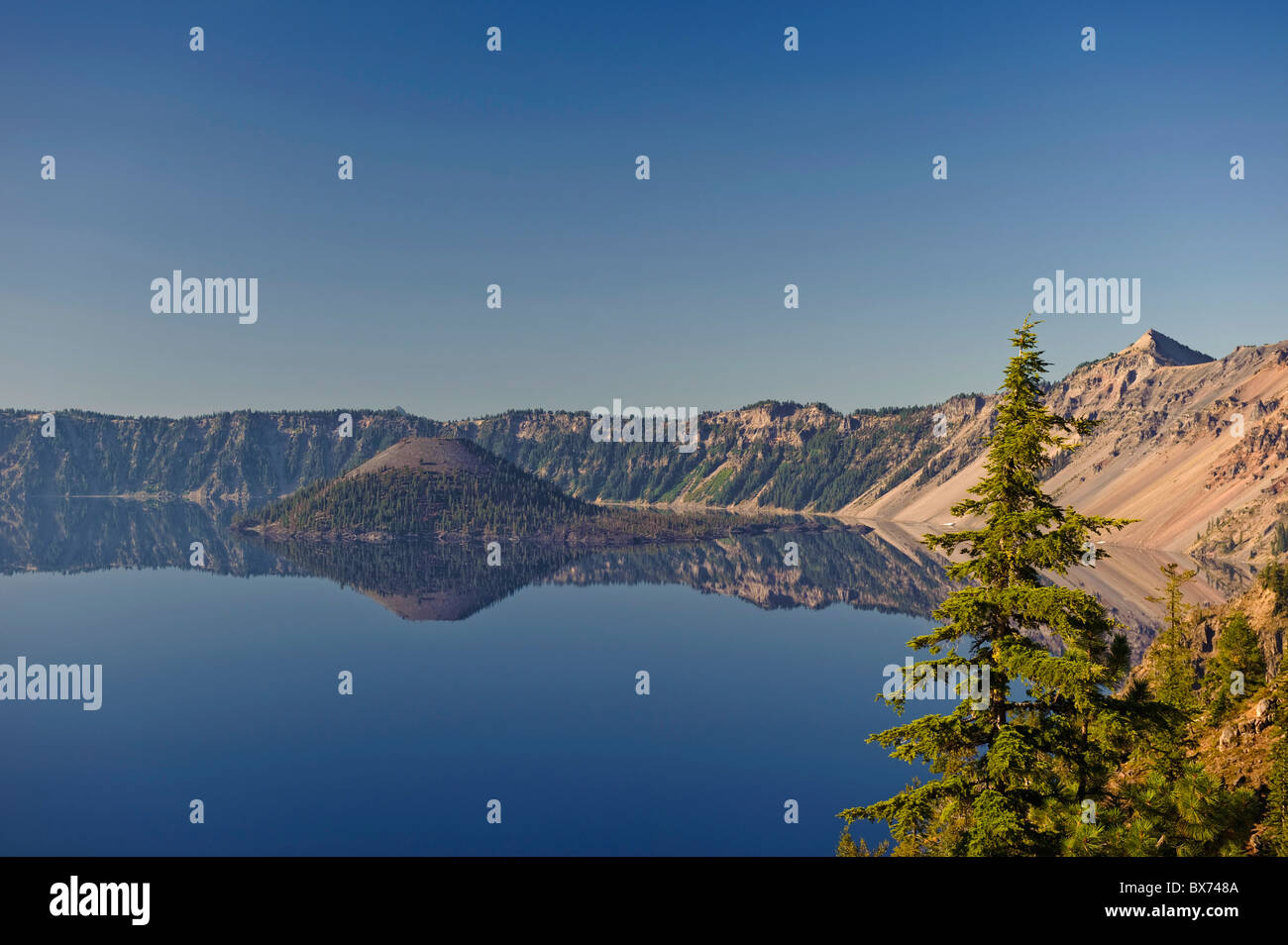 USA, Ohio, Crater Lake National Park, le lac du cratère et de l'Île Wizard Banque D'Images