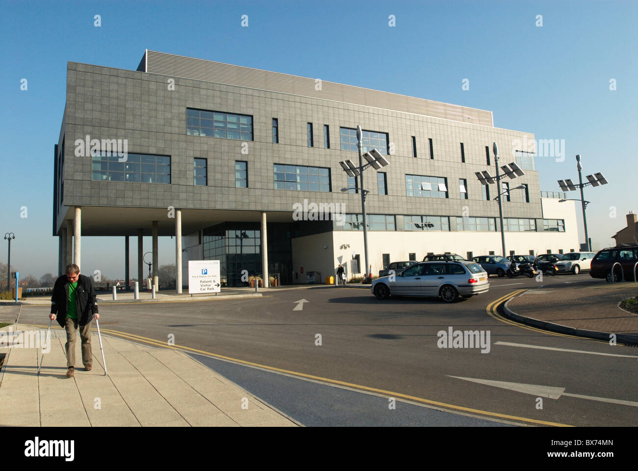 Centre de chirurgie de la passerelle avec l'éclairage solaire dans le parc de voiture Newham Londres UK Banque D'Images