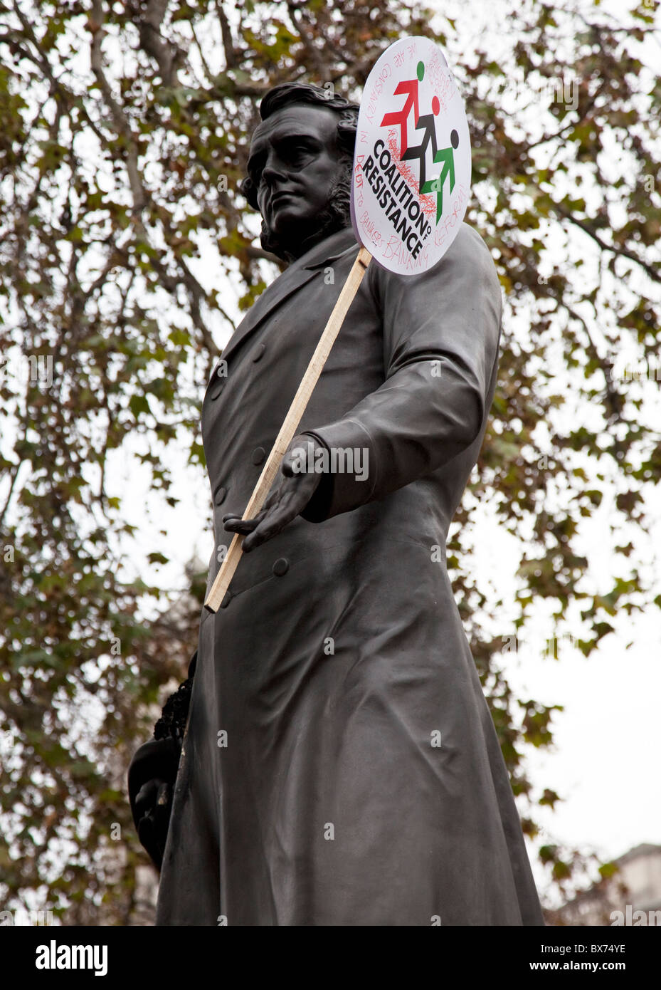 Lendemain de manifestation des étudiants à la place du Parlement, Londres ; plaque sur statue de Palmerston Banque D'Images