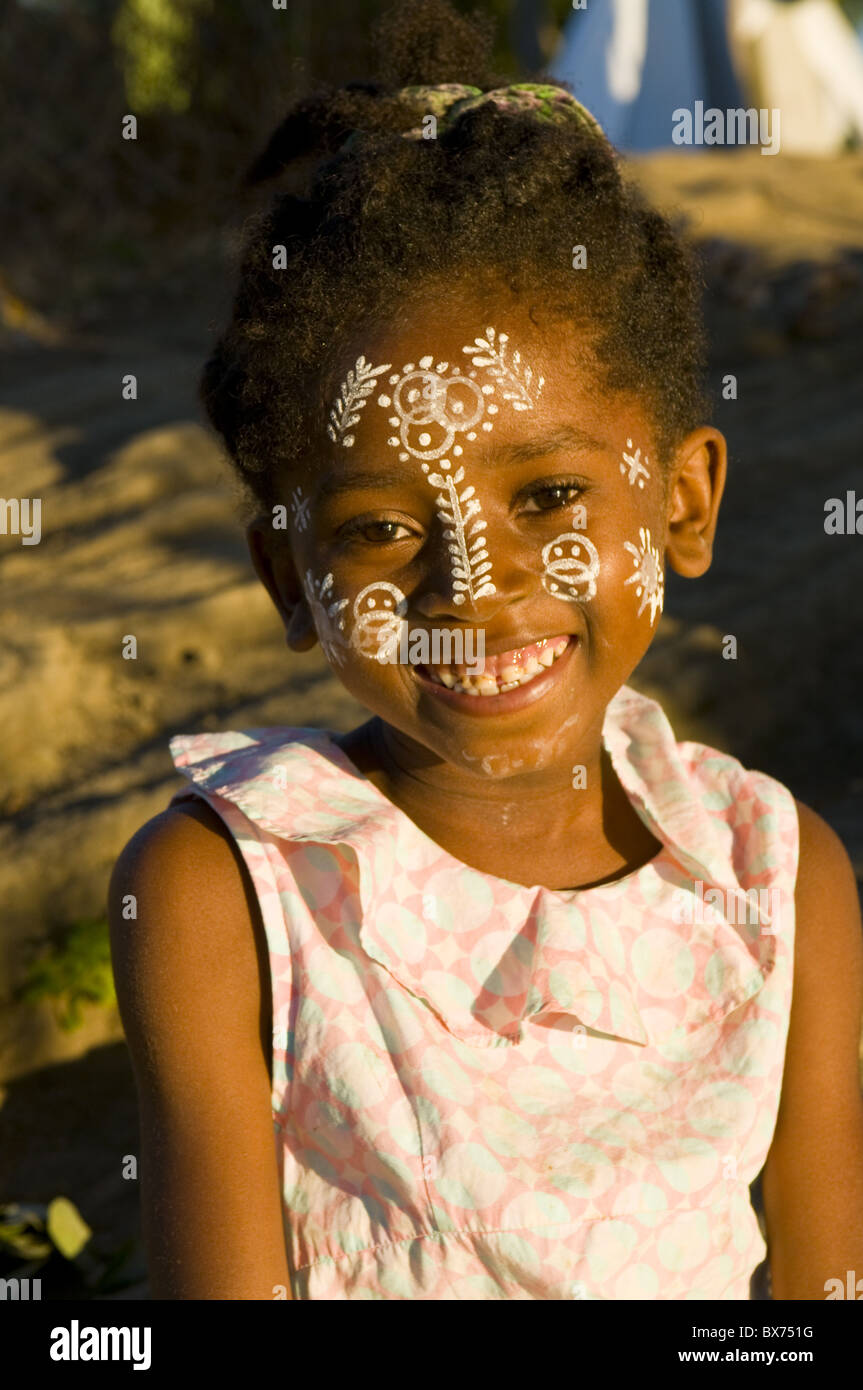 Jeune fille sympathique avec maquillage sur son visage, Nosy Be, Madagascar, Afrique Banque D'Images