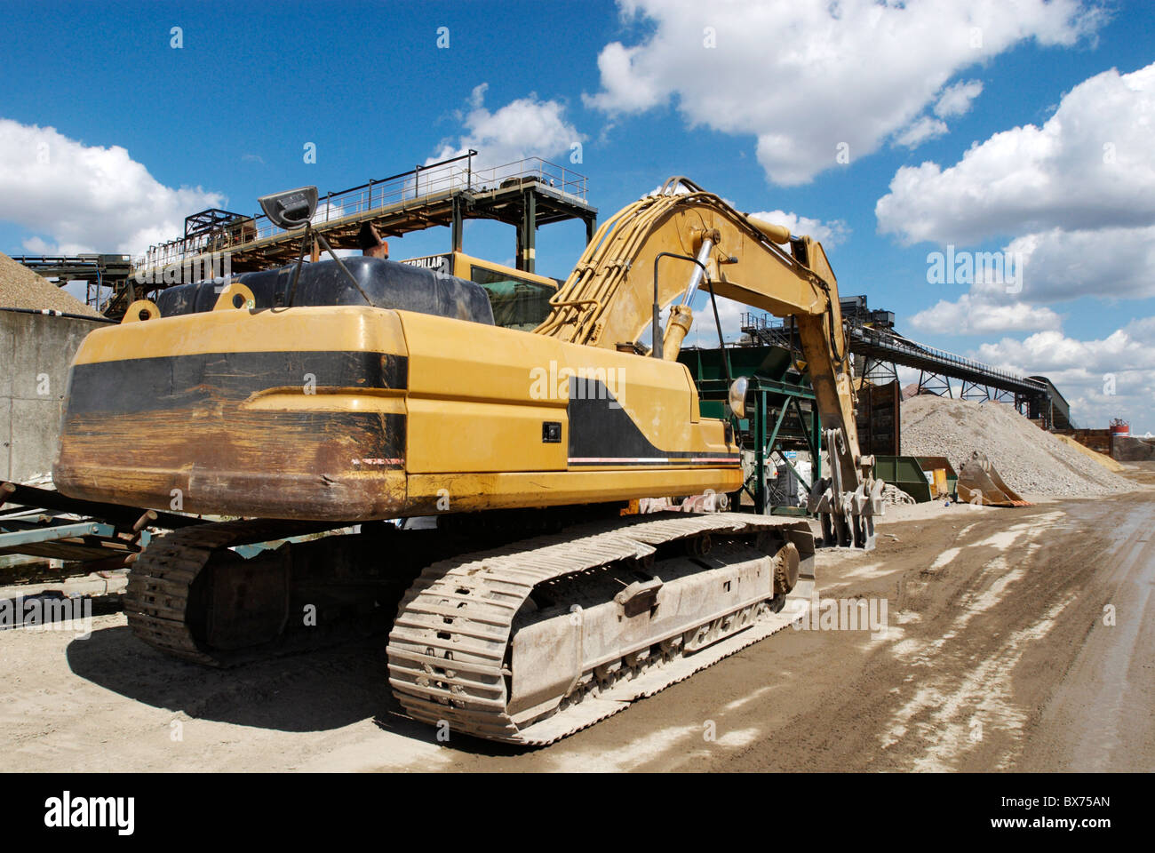 Grande excavatrice caterpillar à jour regroupe un matériaux de construction usine de recyclage et du sud-est de Greenwich London UK Banque D'Images