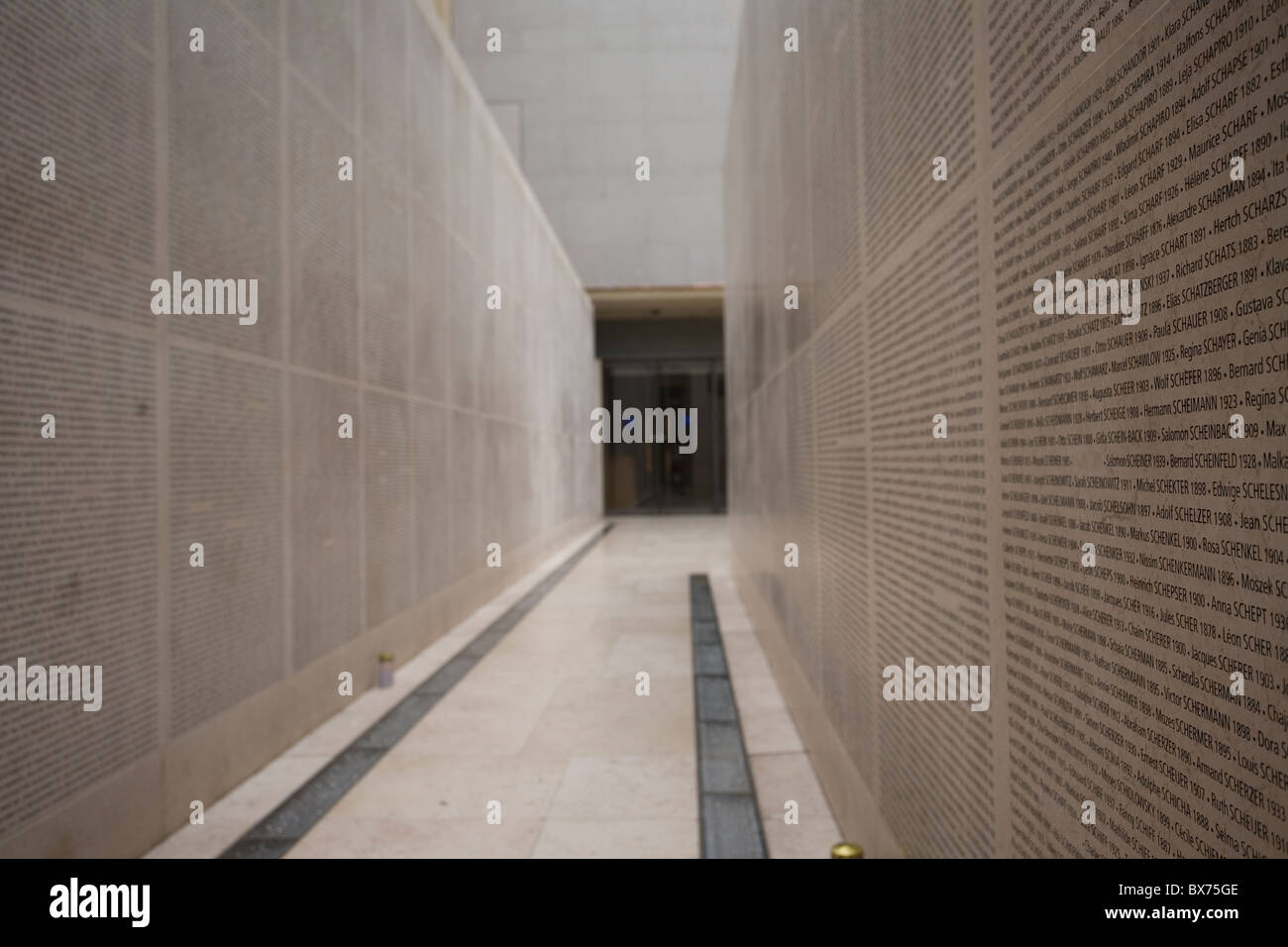 Mur des noms au Mémorial de la Shoah portant les noms des juifs déportés de France Banque D'Images