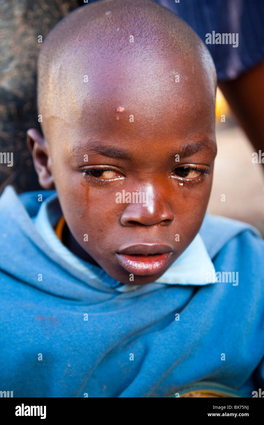 Jeune garçon qui crie dans les bidonvilles de Kibera, Nairobi, Kenya Banque D'Images