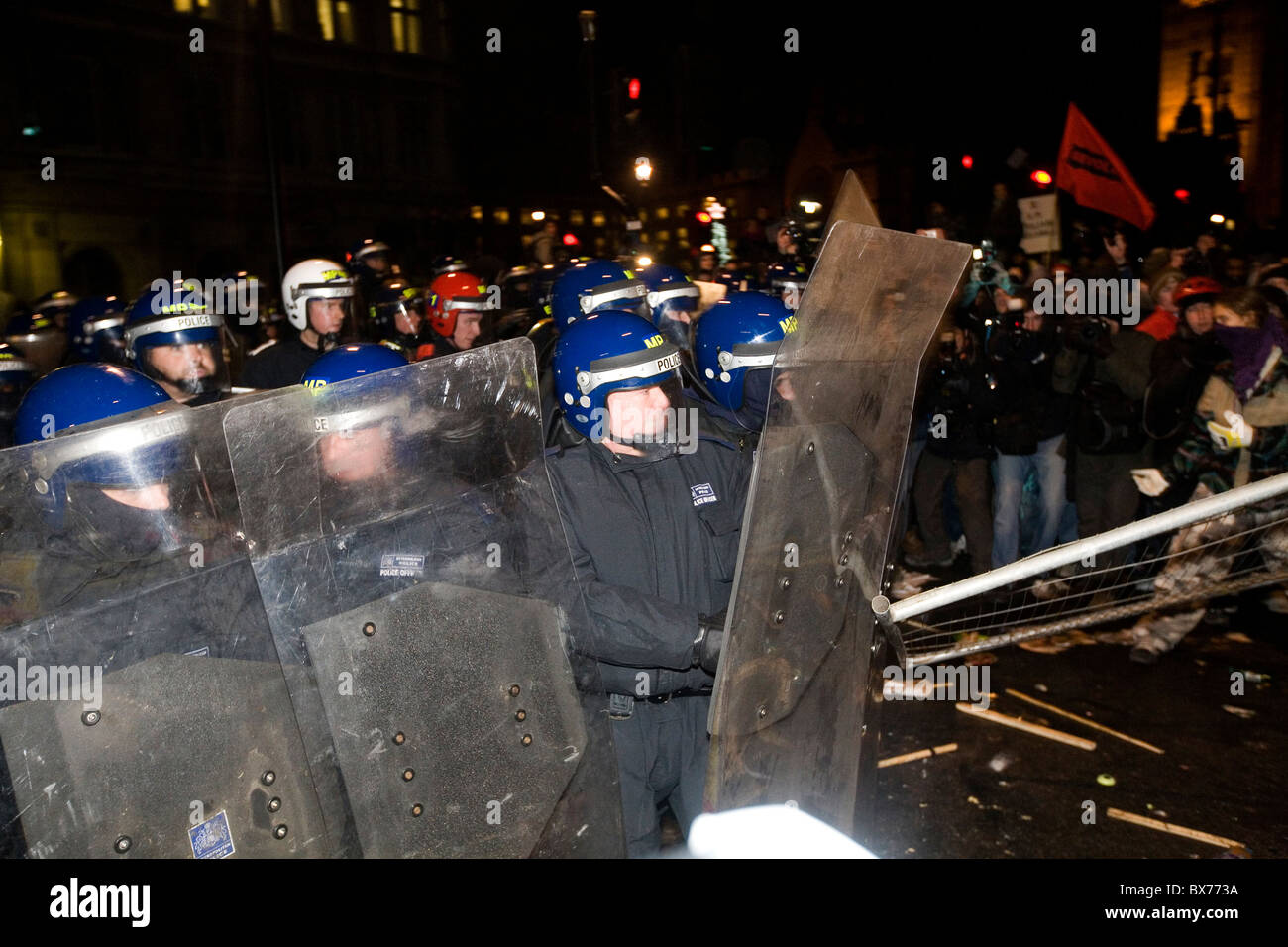 Police des représailles contre les émeutiers étudiants Frais de scolarité au cours des perturbations dans la débauche Banque D'Images