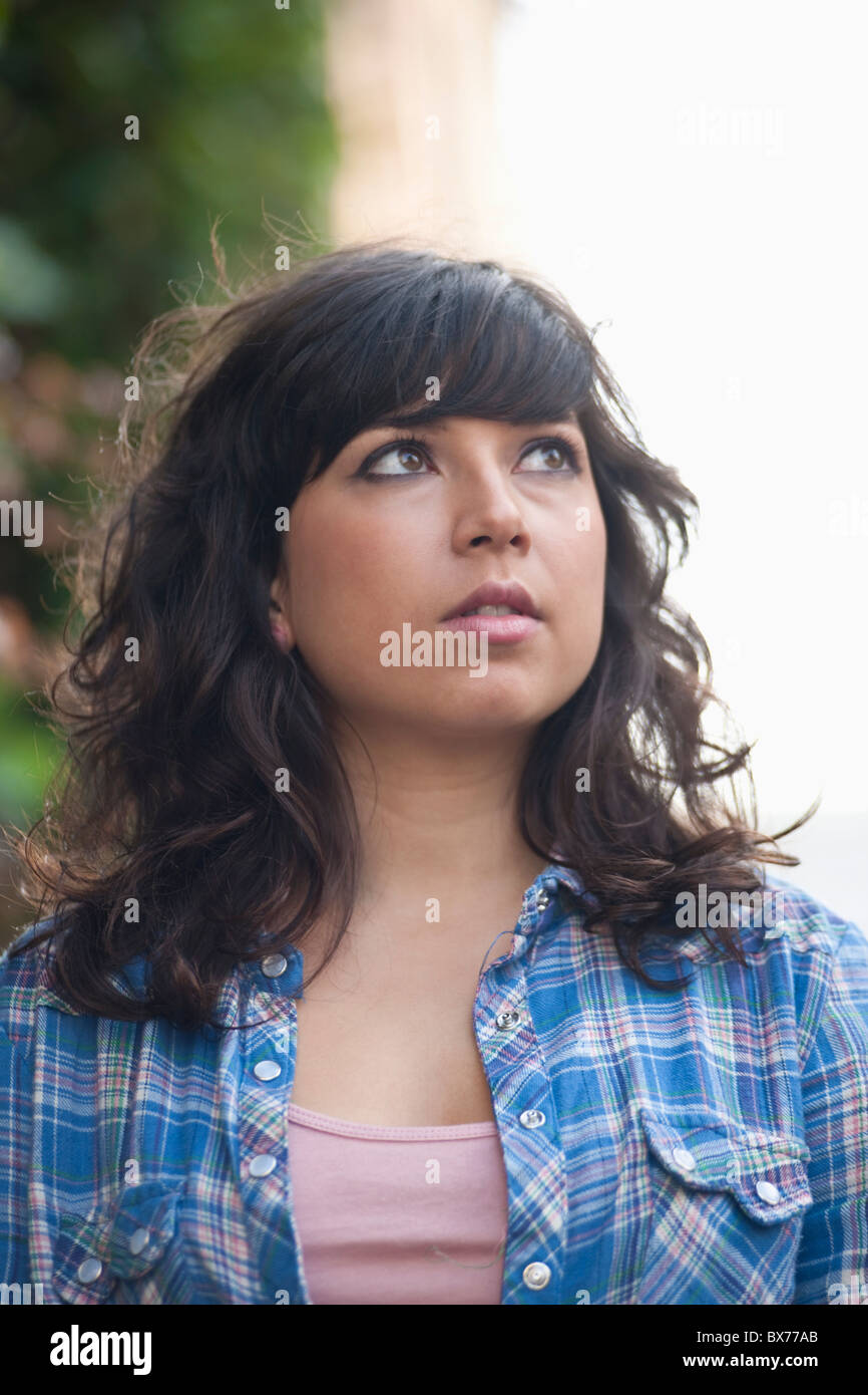 Portrait de jeune femme, à l'extérieur Banque D'Images