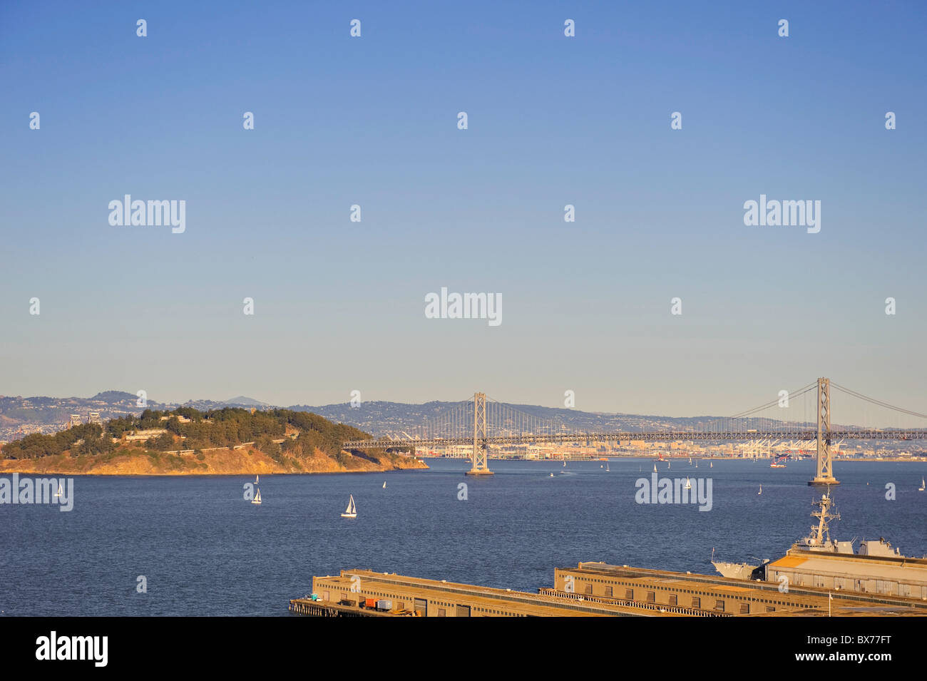 États-unis, Californie, San Francisco, de l'Embarcadero et Oakland Bay Bridge Banque D'Images