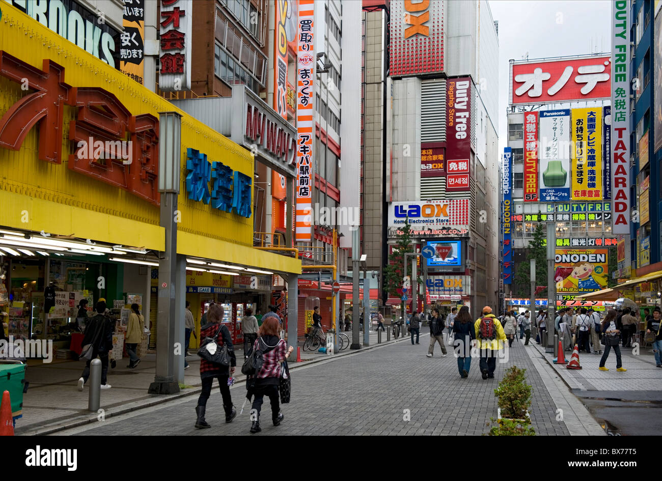 Enseignes au néon couvrir bâtiments dans le célèbre quartier de l'électronique grand public, Akihabara de Tokyo, Japon, Asie Banque D'Images