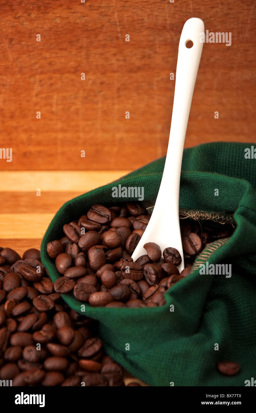 Beau brun, les grains de café, près de l'image Banque D'Images