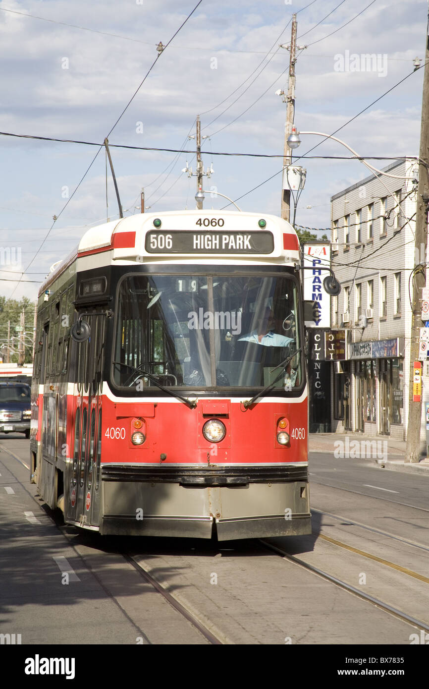 Toronto rocket rouge typique, une voiture de rue ou trolleybus, Toronto, Ontario, Canada, Amérique du Nord Banque D'Images