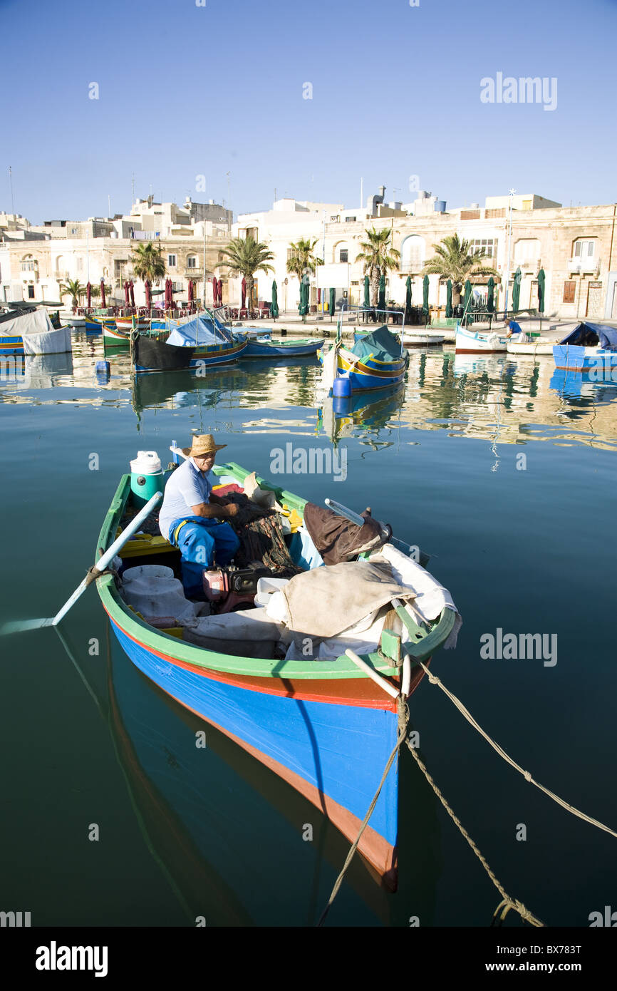 Bateau de pêche dans le port de Marsaxlokk, Malte, Méditerranée, Europe Banque D'Images