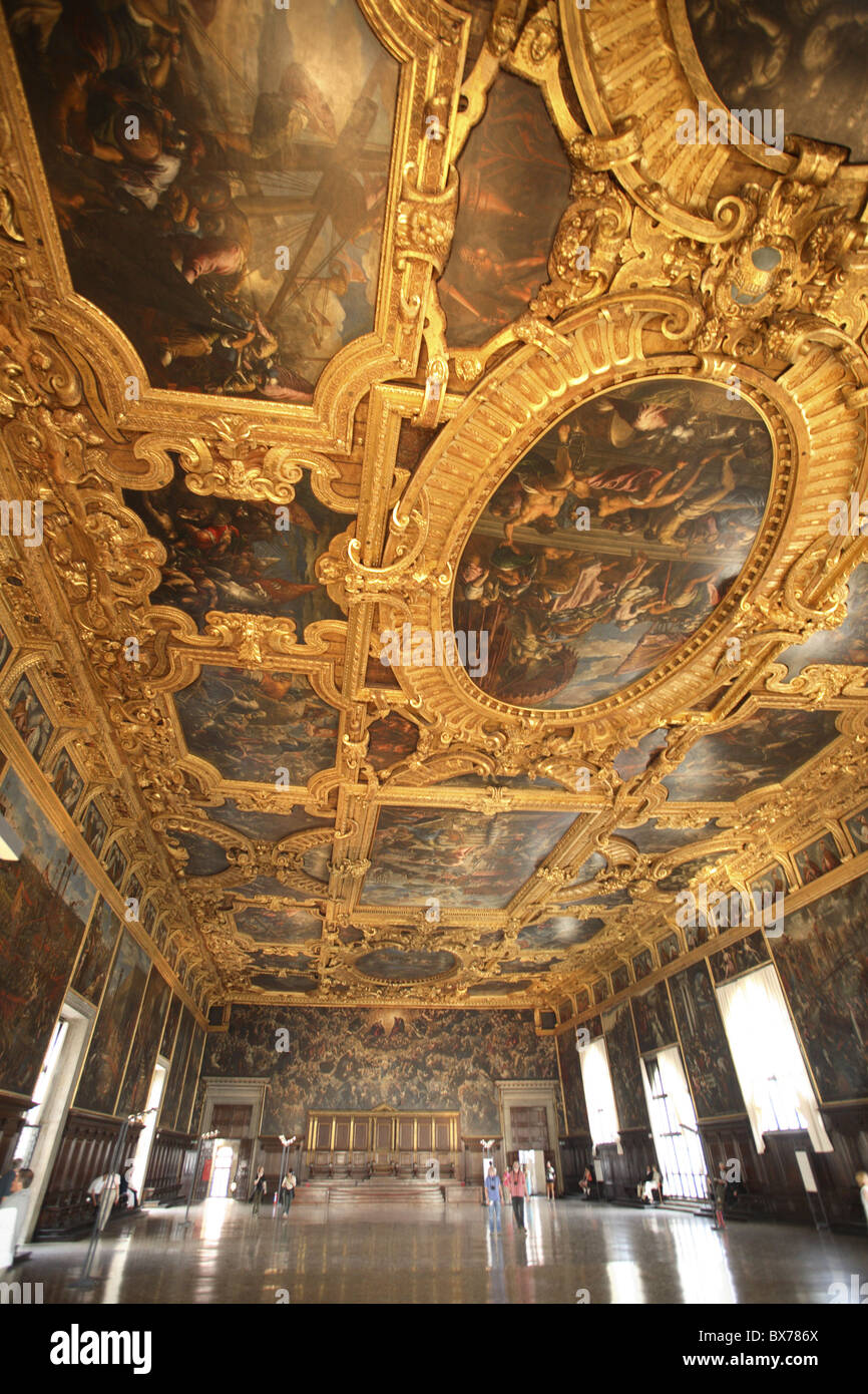 Plafond peint à la main au Palais des Doges, Venise, UNESCO World Heritage Site, Vénétie, Italie, Europe Banque D'Images