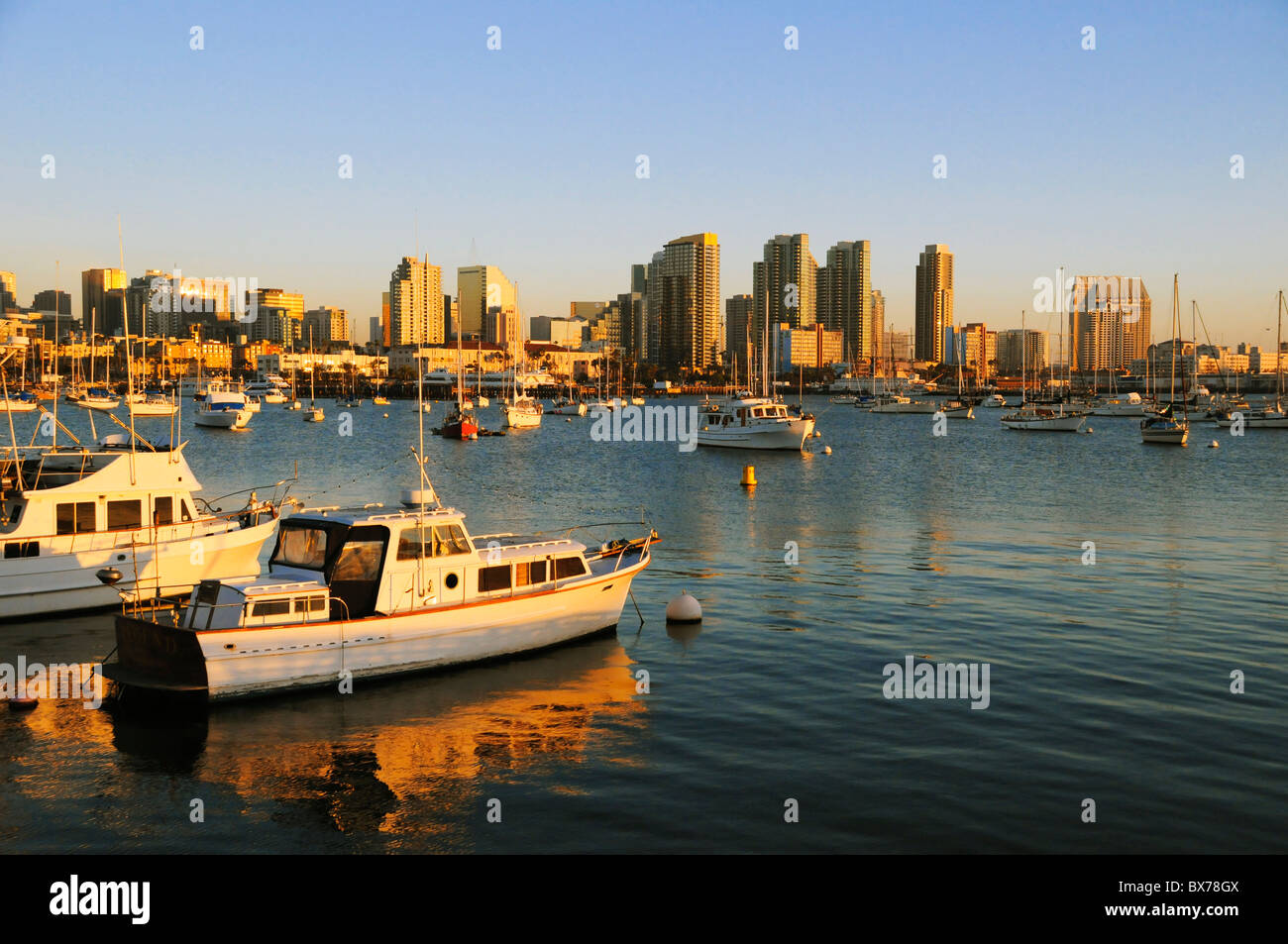 San Diego Yacht Harbour et la baie avec ses bateaux amarrés et ancré sous les toits de la ville au coucher du soleil Banque D'Images