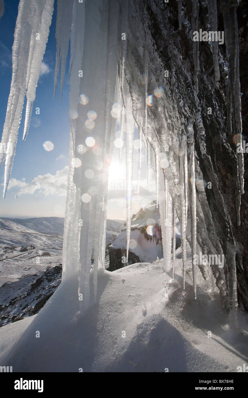 Une cascade de glace sur éboulis rouge dans le Lake District, pendant une très froid au Novembver 2010. Banque D'Images