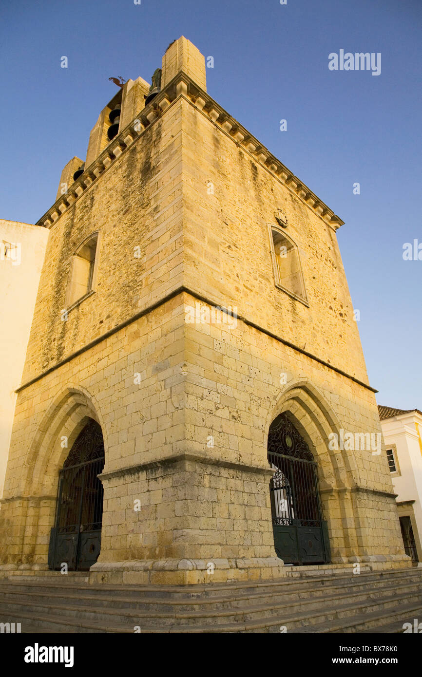 Comme la forteresse médiévale de la tour de pierre de la cathédrale de Faro (Largo da Se) à Faro, Algarve, Portugal, Europe Banque D'Images