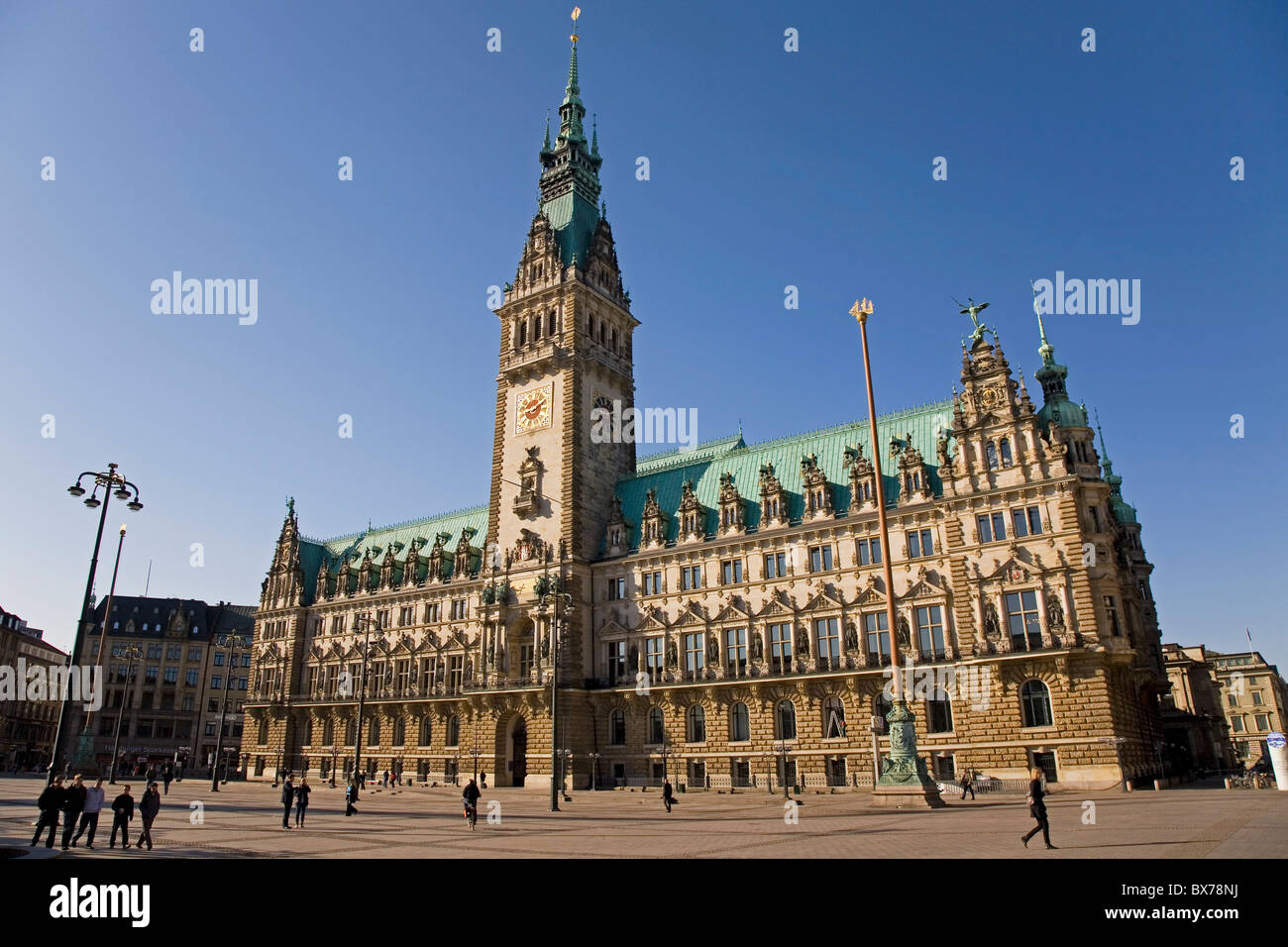 Le nouveau style gothique de ville (Rathaus) dans le centre de Hambourg, Allemagne, Europe Banque D'Images