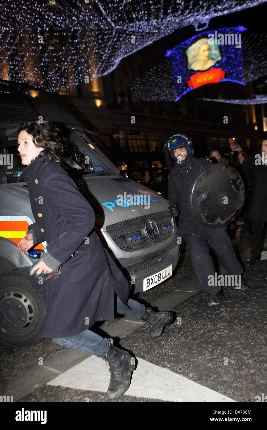 Charlie Gilmour va du policier Banque D'Images