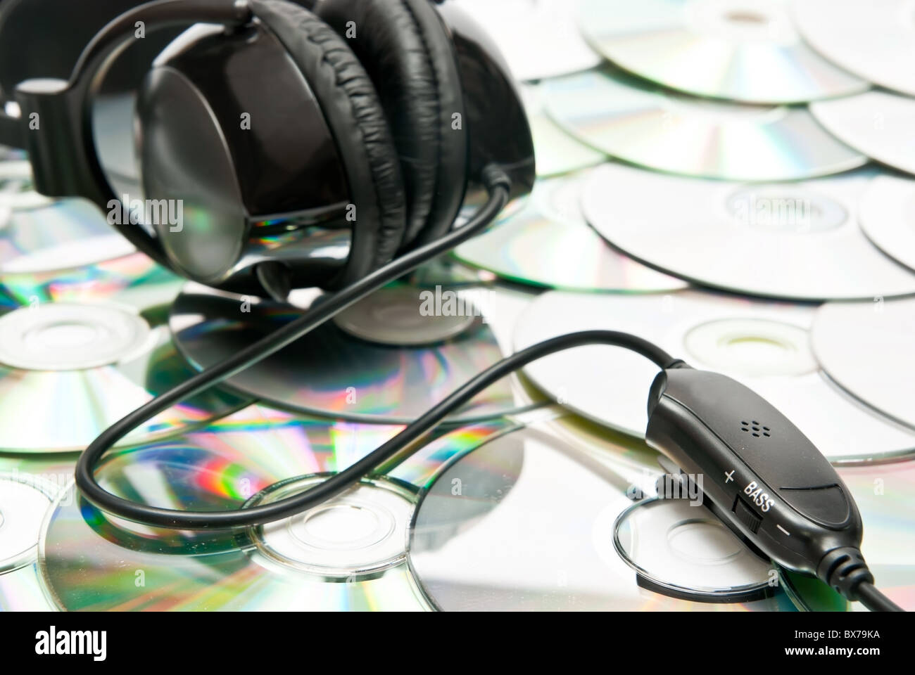 Casque noir et beaucoup de CDs Banque D'Images
