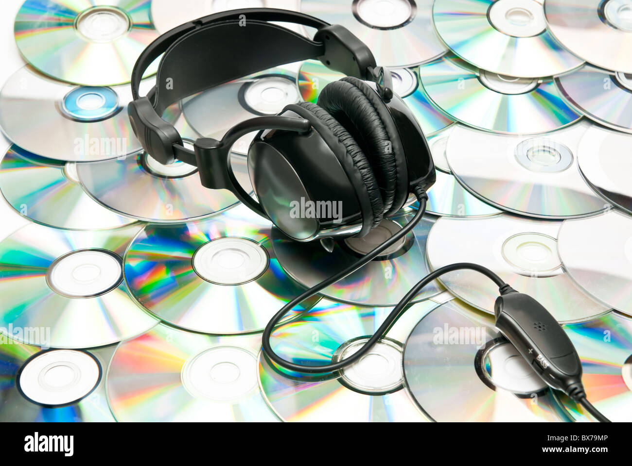 Casque noir et beaucoup de CDs Banque D'Images