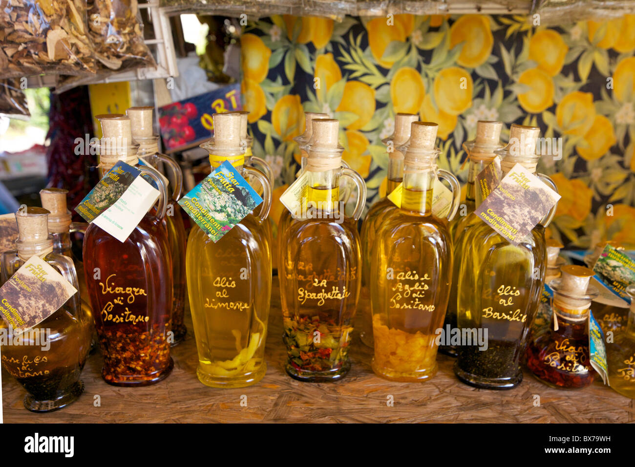 L'huile d'olive en vente sur stand près de Positano, Amalfi Coast Road, Campanie, Italie, Europe Banque D'Images