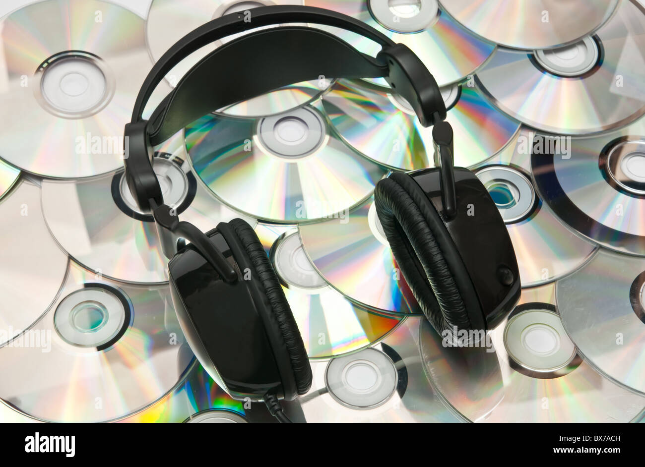 Casque noir et beaucoup de CDs Banque D'Images
