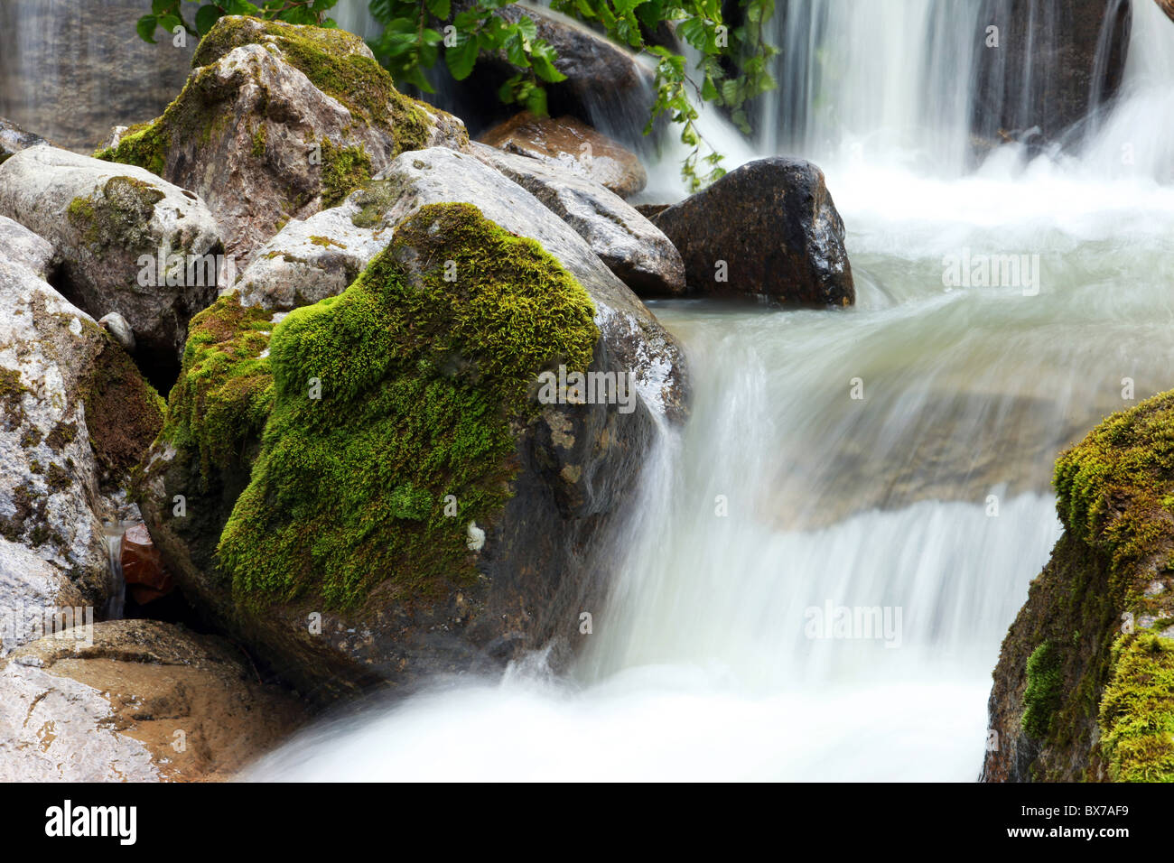 Une cascade rocheuse dans une forêt flux avec la mousse sur les rochers, une scène paisible et calme de la nature à Skagway, Alaska, USA. Banque D'Images