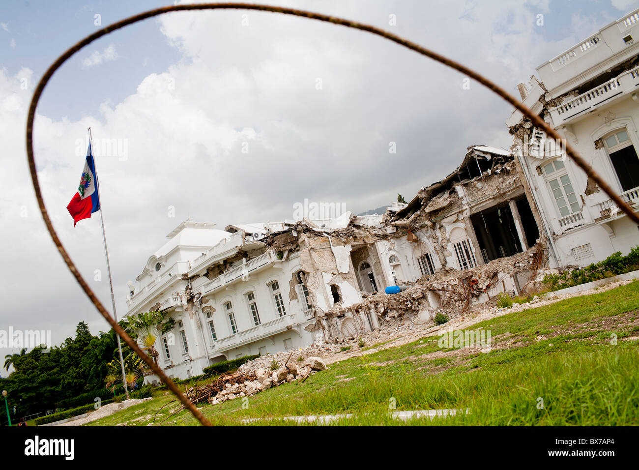 Le Palais national est encore en ruines le 7 juillet 2010 à Port-au-Prince, Haïti. Banque D'Images