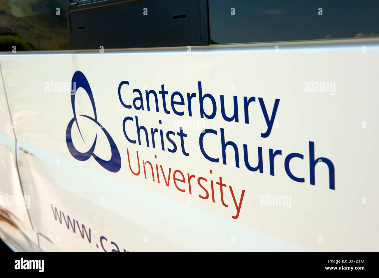 Canterbury Christ Church University signe sur Minibus Banque D'Images