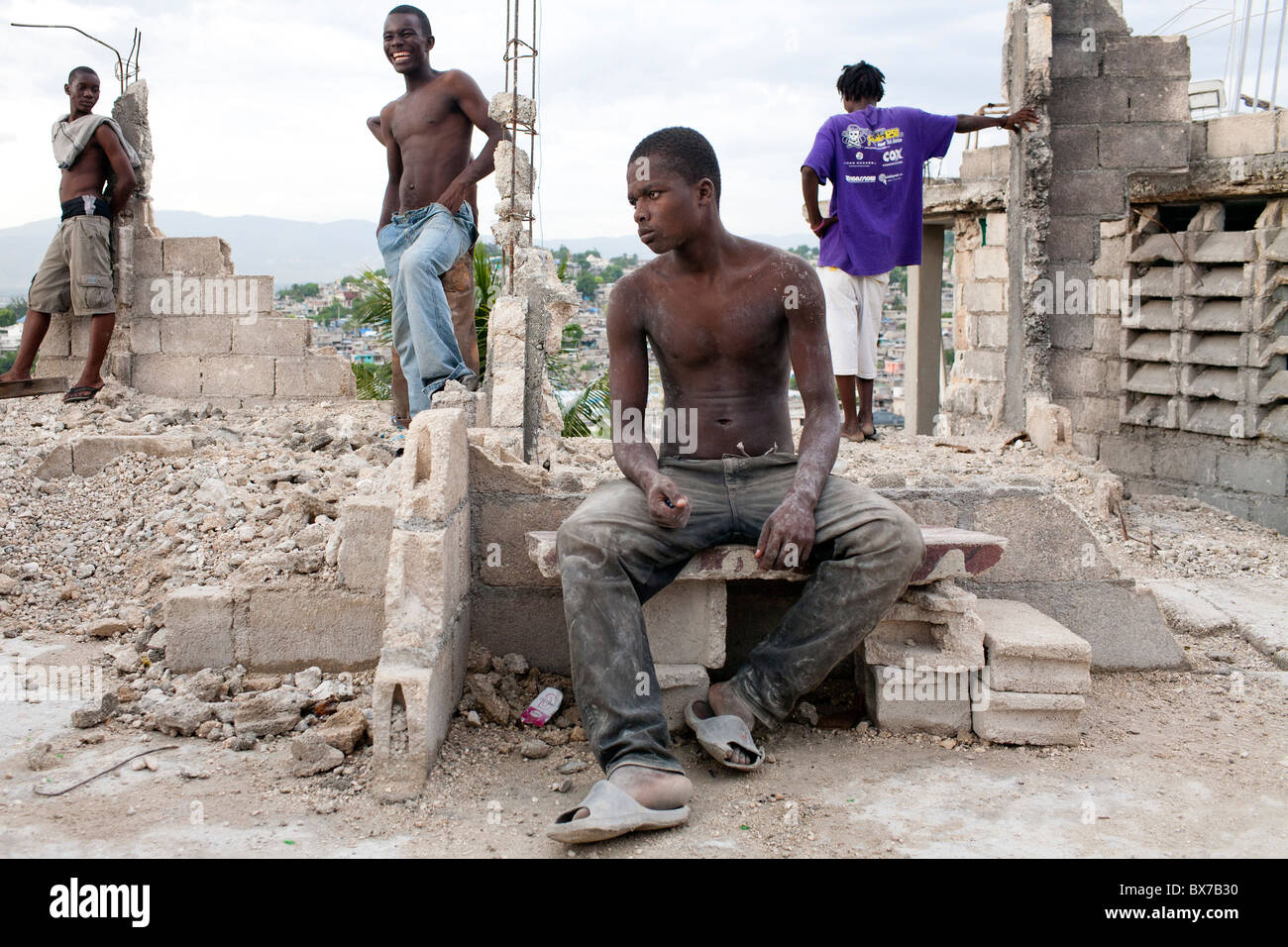 Les garçons jouer aux billes sur un toit le 13 juillet 2010 dans le quartier de Fort National à Port-au-Prince, Haïti. Banque D'Images