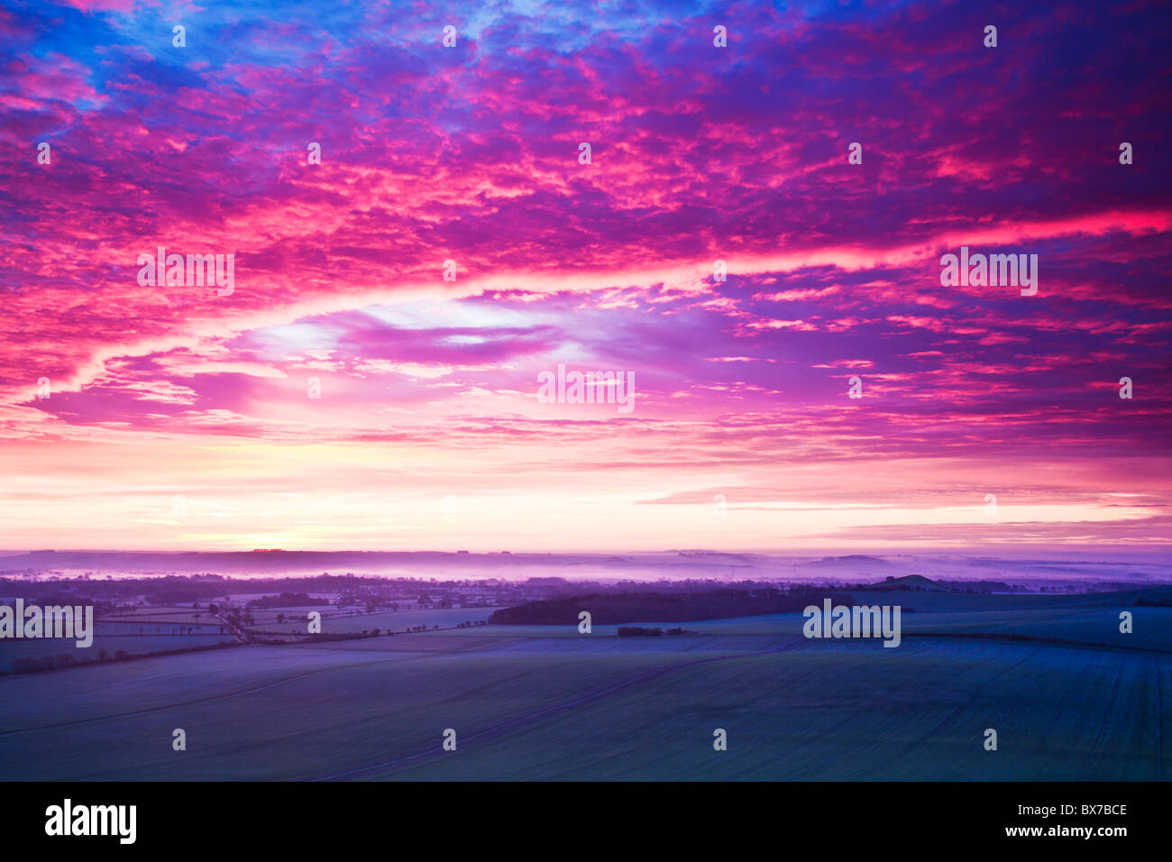 Lever du soleil l'hiver glacial de Walker's Hill sur la vallée de Pewsey dans le Wiltshire, England, UK Banque D'Images