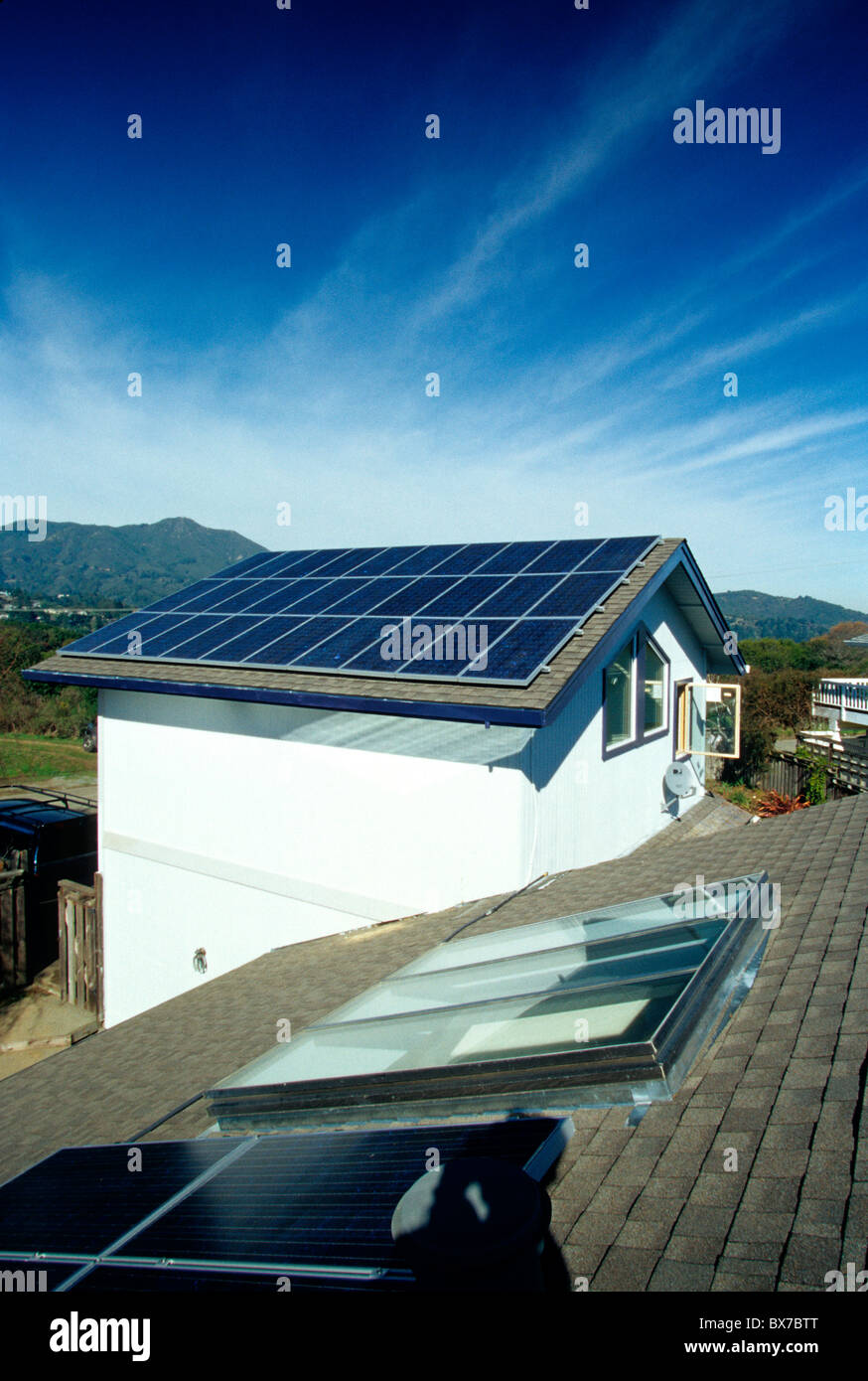 Panneaux électriques solaires sur le toit, la résidence Banque D'Images
