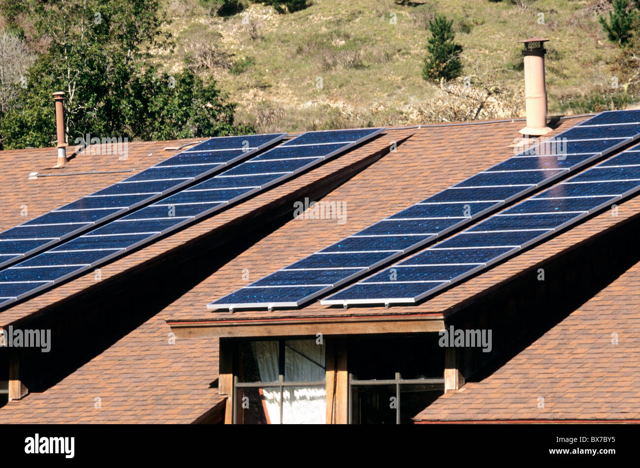 Les panneaux électriques solaires sur le toit, Banque D'Images