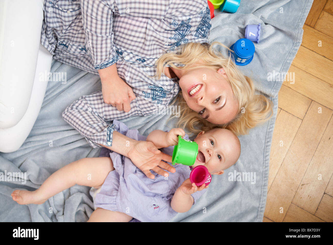 Bebe Avec Mere Portant Sur Marbre Photo Stock Alamy