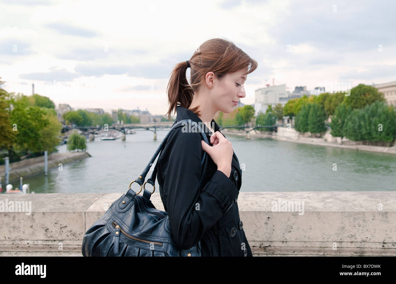 Femme traverse la Seine à pied Banque D'Images